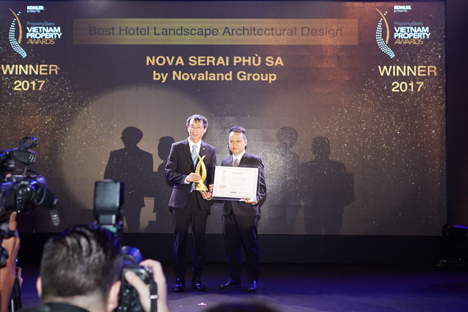 Ông Trương Châu Tuấn-Giám đốc khối Kinh doanh tiếp thị Công ty TNHH Malloca Viet Nam (bên phải) tại lễ trao giải